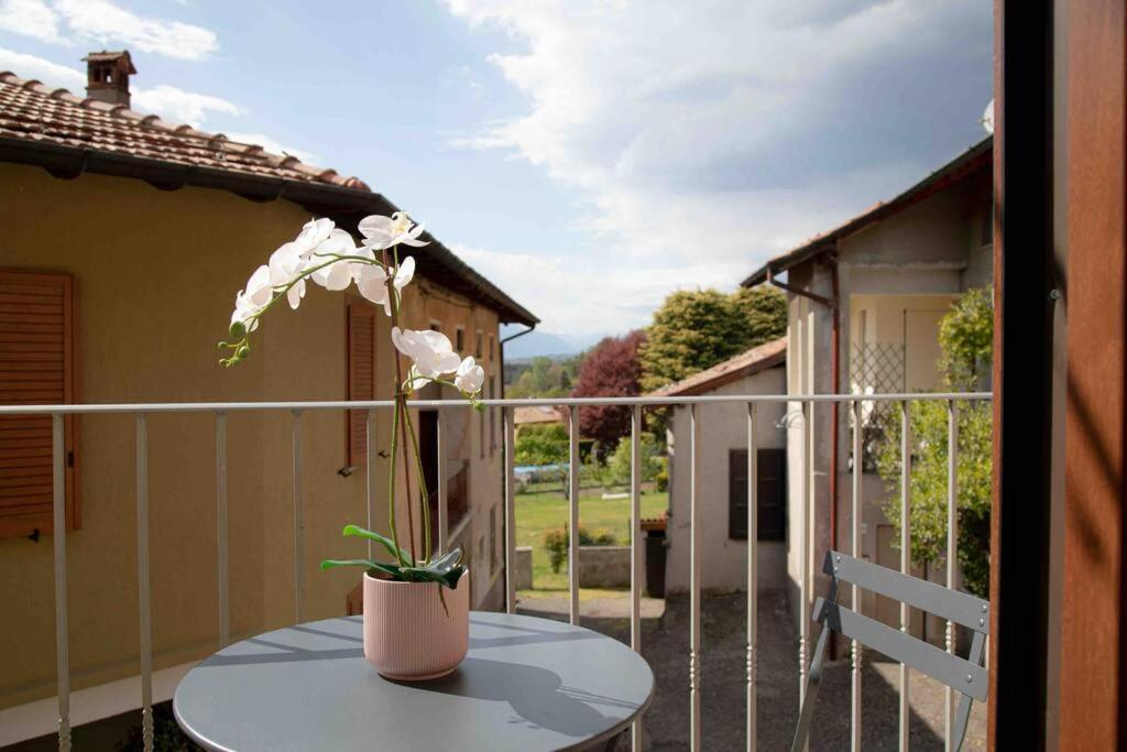Vista Lago-Appartamento Funzionale Con Vista Varese Exterior photo