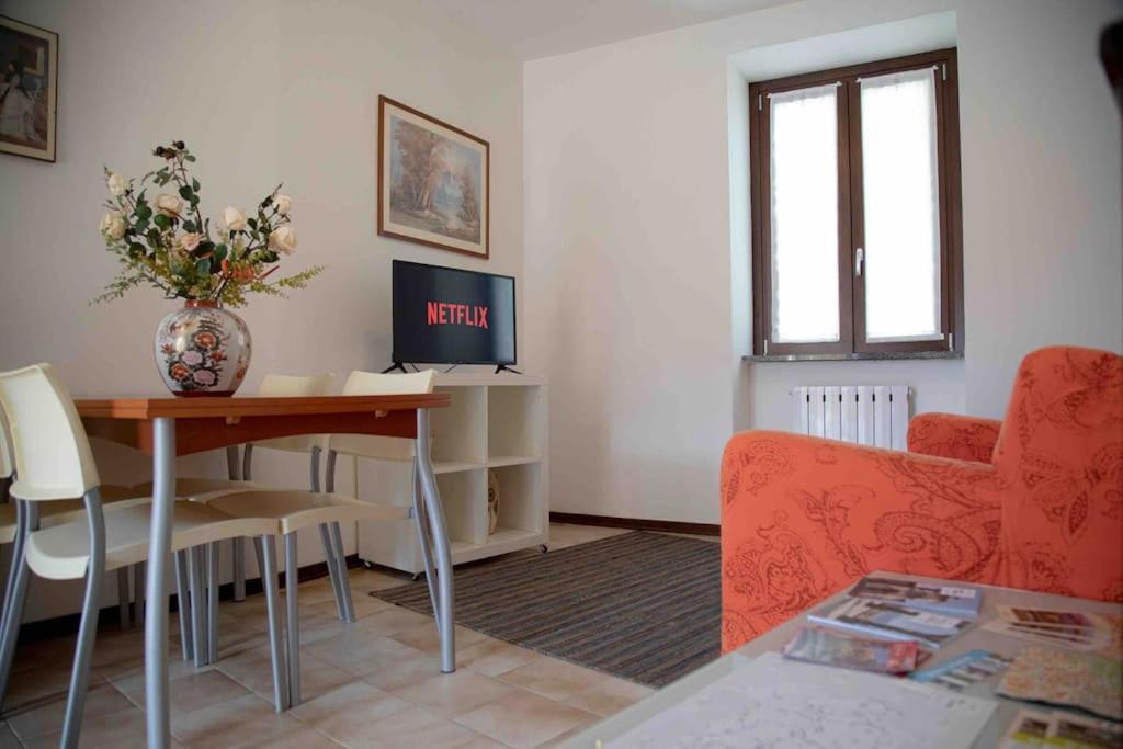 Vista Lago-Appartamento Funzionale Con Vista Varese Exterior photo